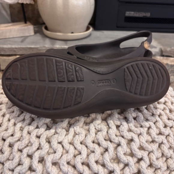 EUC Crocs Women's Jayna Slingback Ballet Flats SZ 8 w/ Flower Charm Gray Brown - Picture 5 of 11